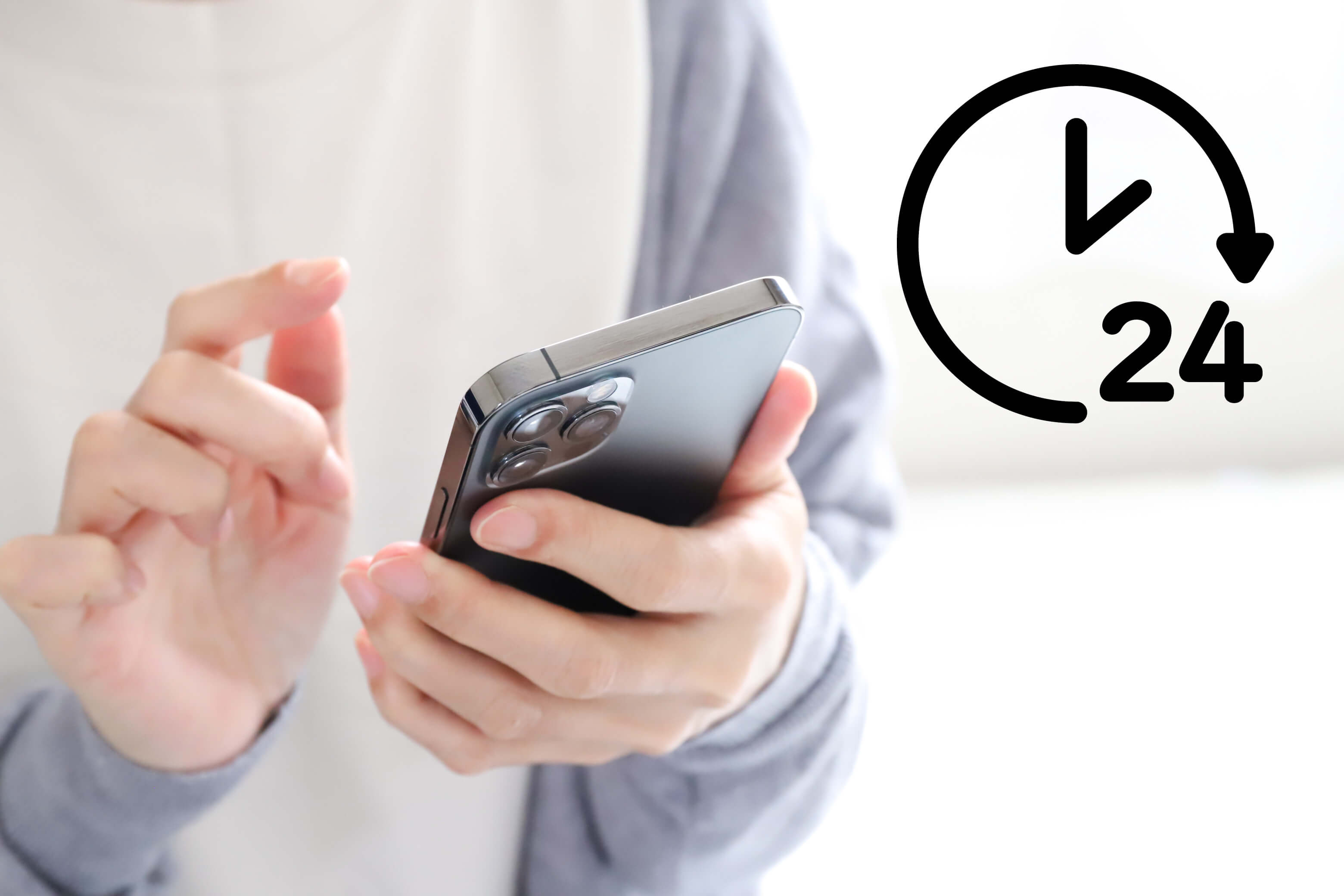 スマホで24時間対応する様子