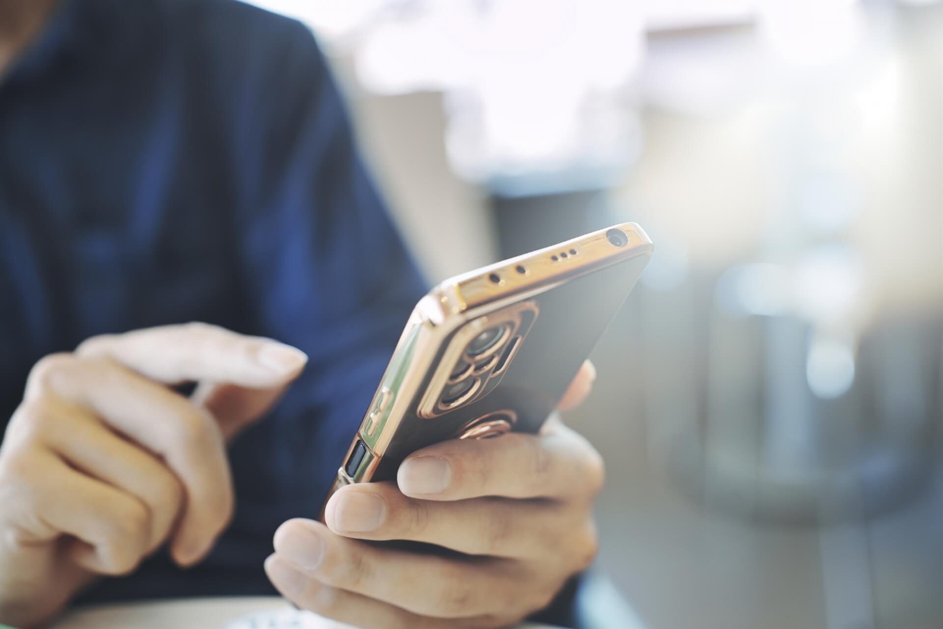 スマホでデータを確認するビジネスマン