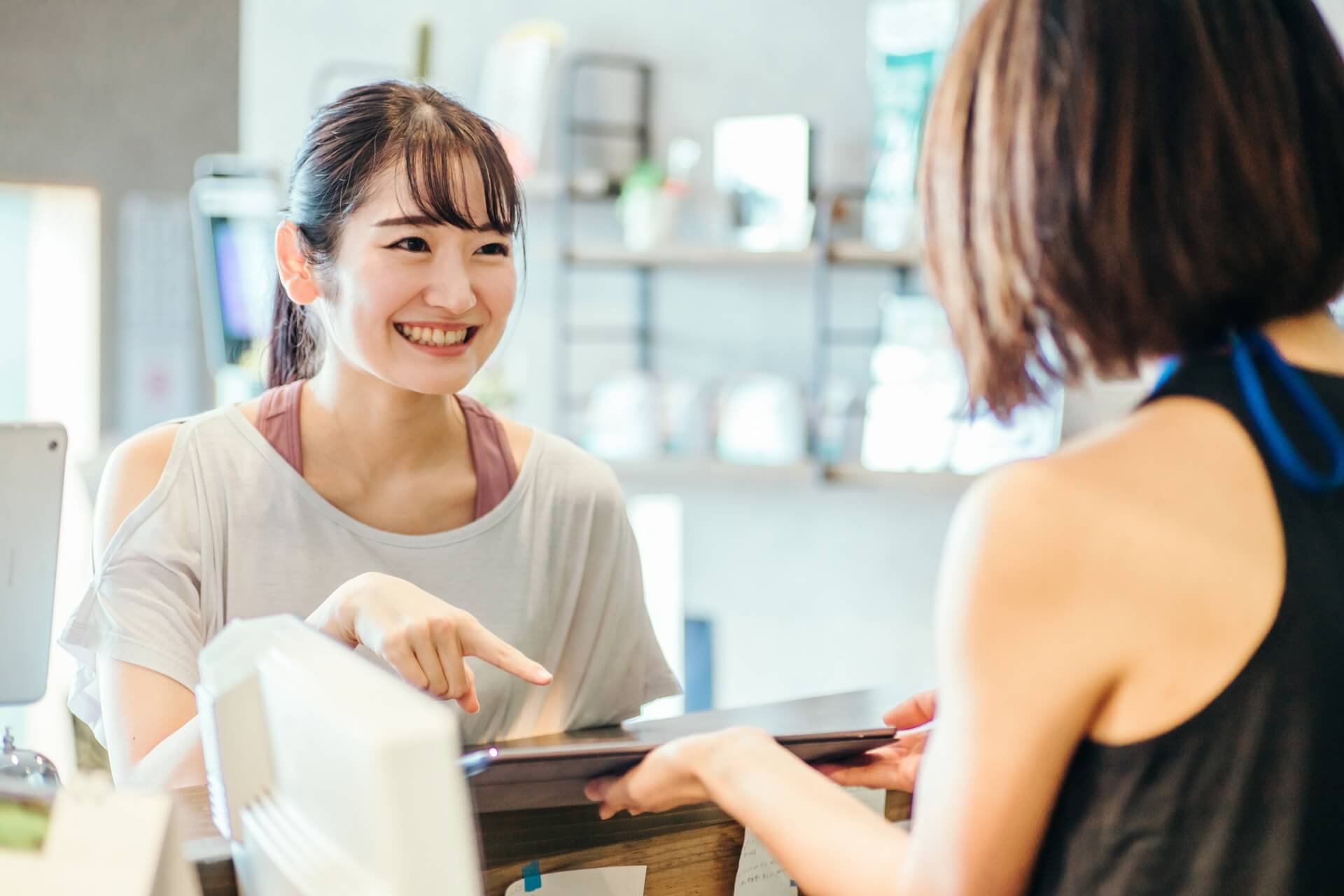 笑顔で接客中の女性スタッフ