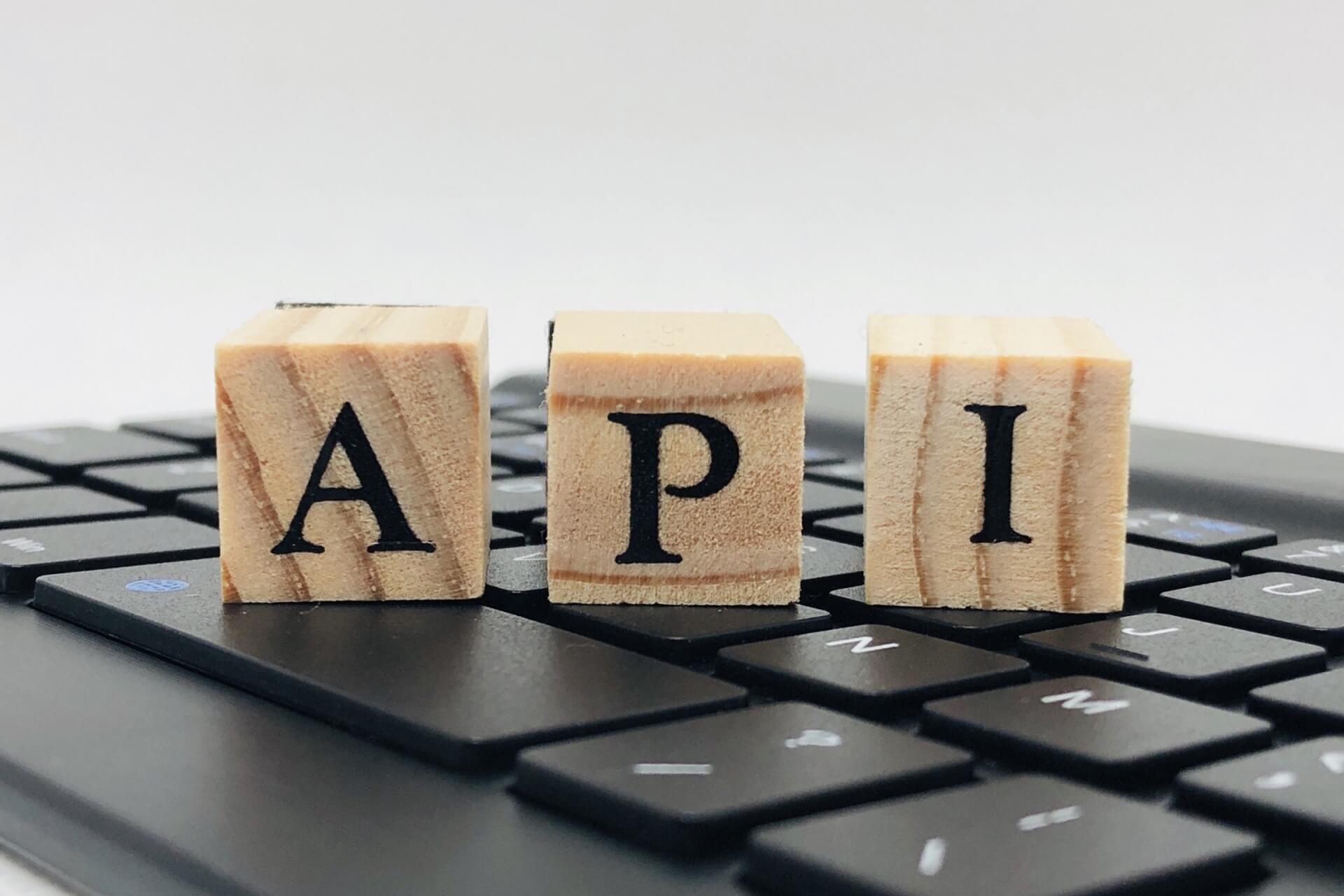 APIを示す木製キューブ画像