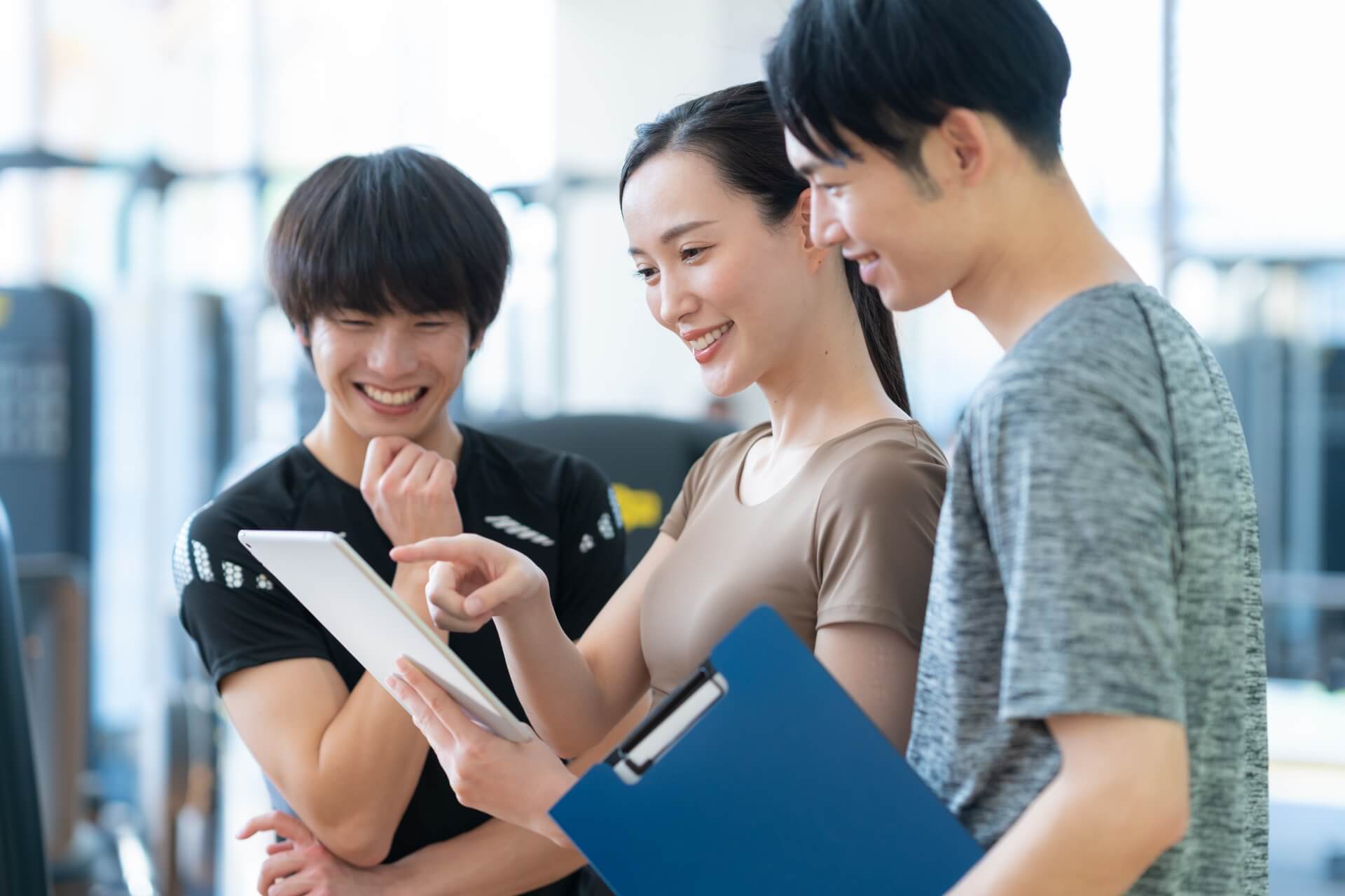 タブレットで情報を共有する若者たち