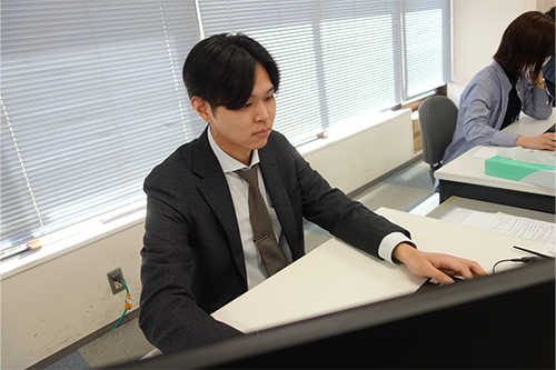 仕事中のイメージ画像